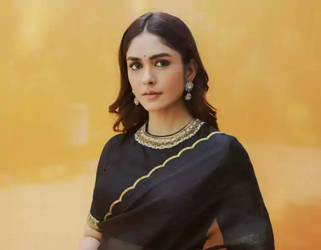 Mrunal Thakur Black Saree Photos